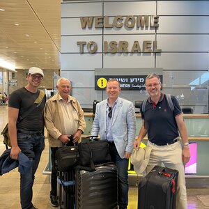 3 Personen und BGM Florian A. Mayer am Flughafen in Israel 