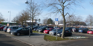 Parkplatz an der Sportanlage bzw. an der Realschule Mering ist vollgeparkt.